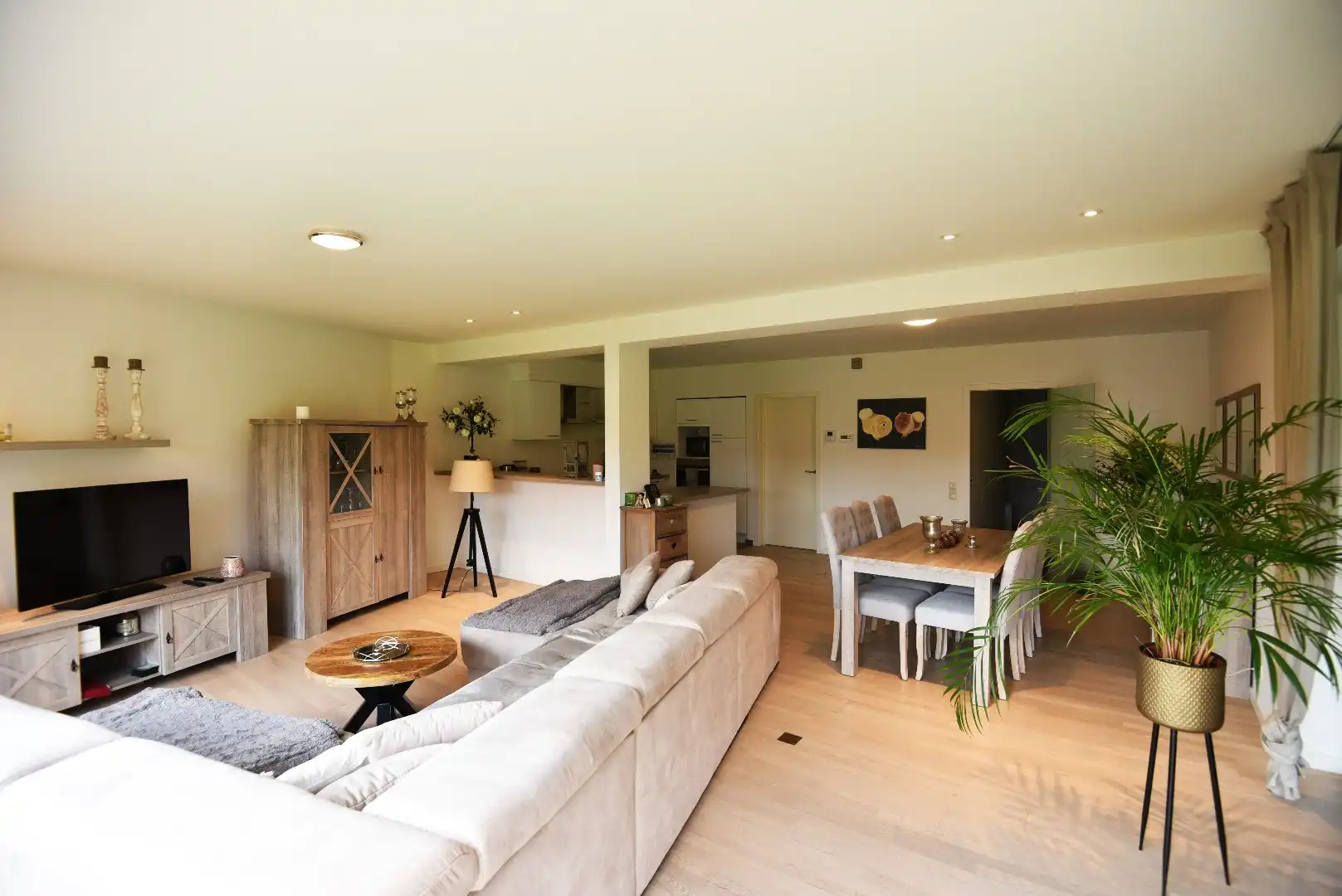 Gelijkvloers appartement met 2 slaapkamers, terras en tuin. foto 2