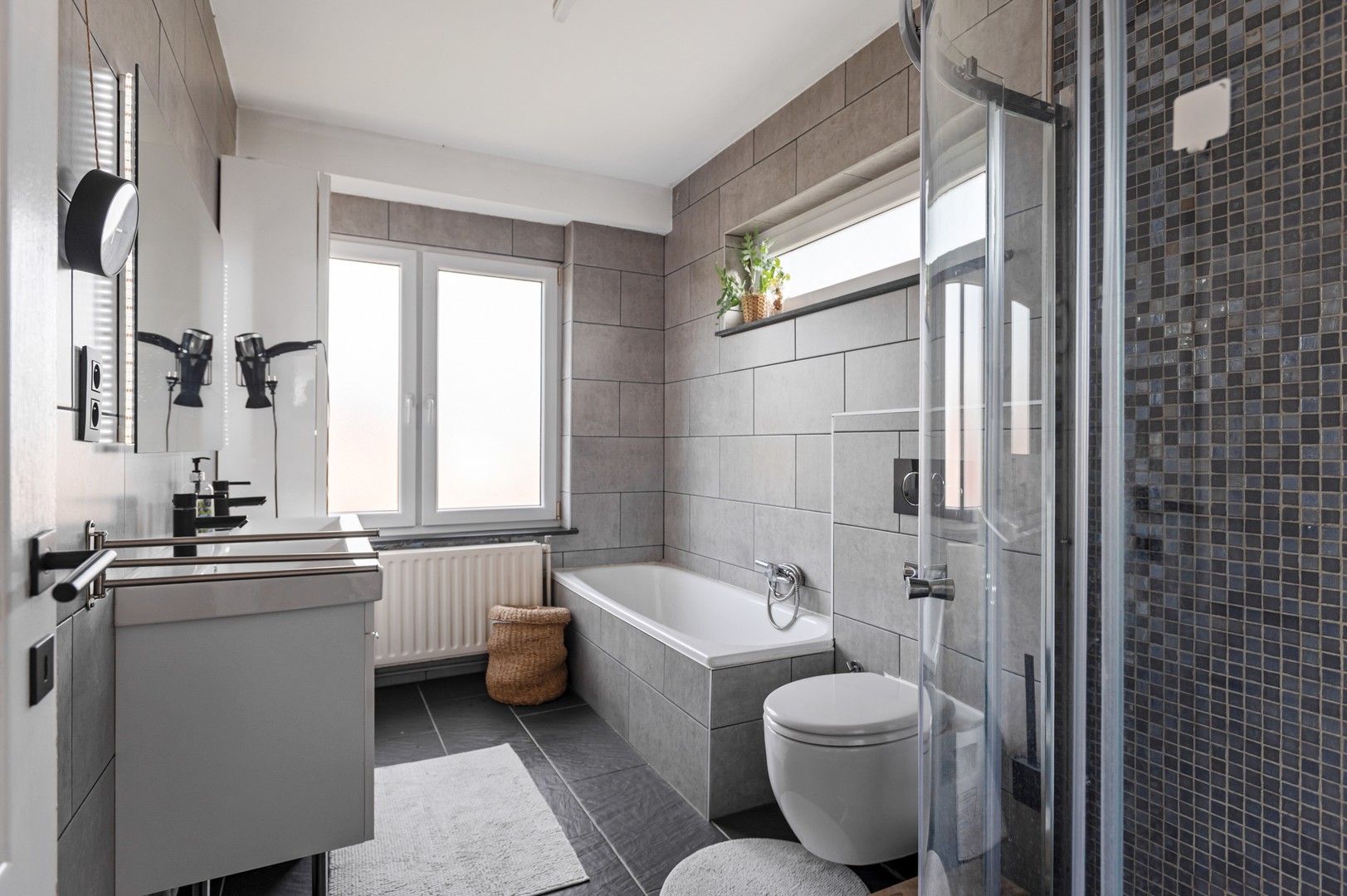 Ruime bel-étage met 4 slaapkamers en gezellige tuin foto 15