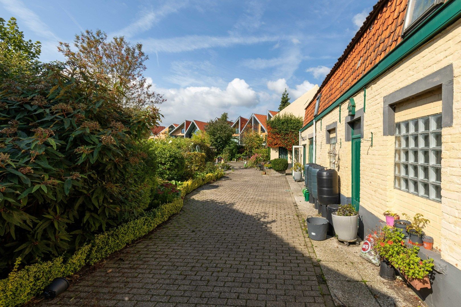 Uniek! Te vernieuwen half open tot open woning met leuke tuin in super hartje Brugge! foto 7