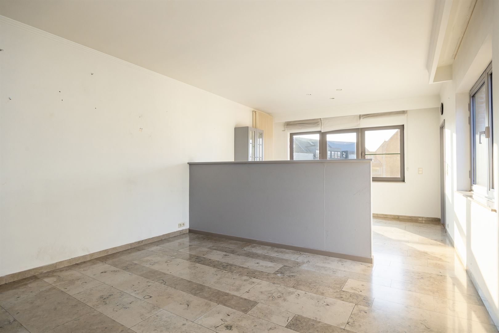 Hedendaagse commerciële ruimte met appartement foto 12