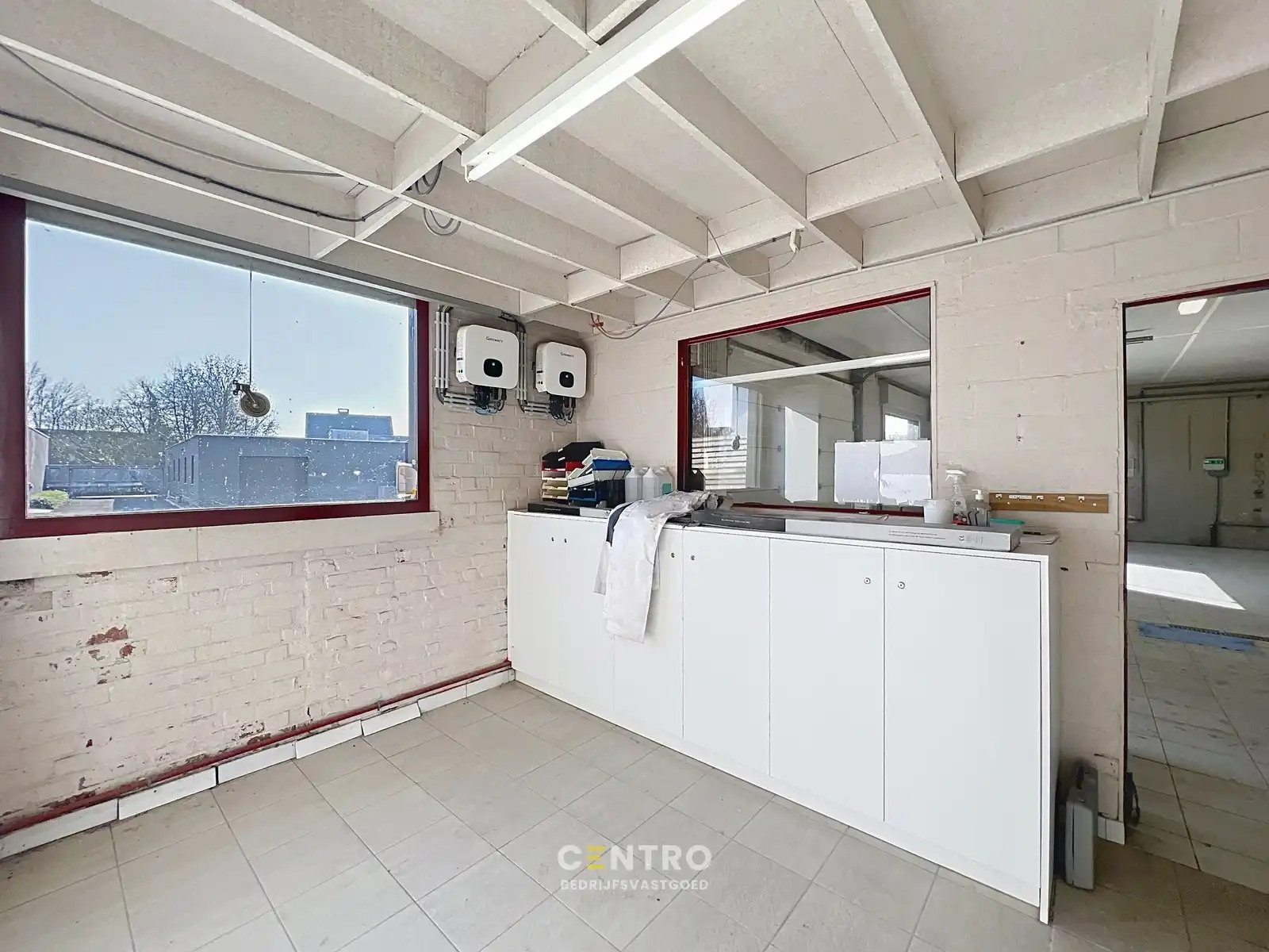 Magazijnen met kantoorgedeelte, garages én RUIM verhard buitenterrein, rustig gelegen in centrum Hooglede! foto 11