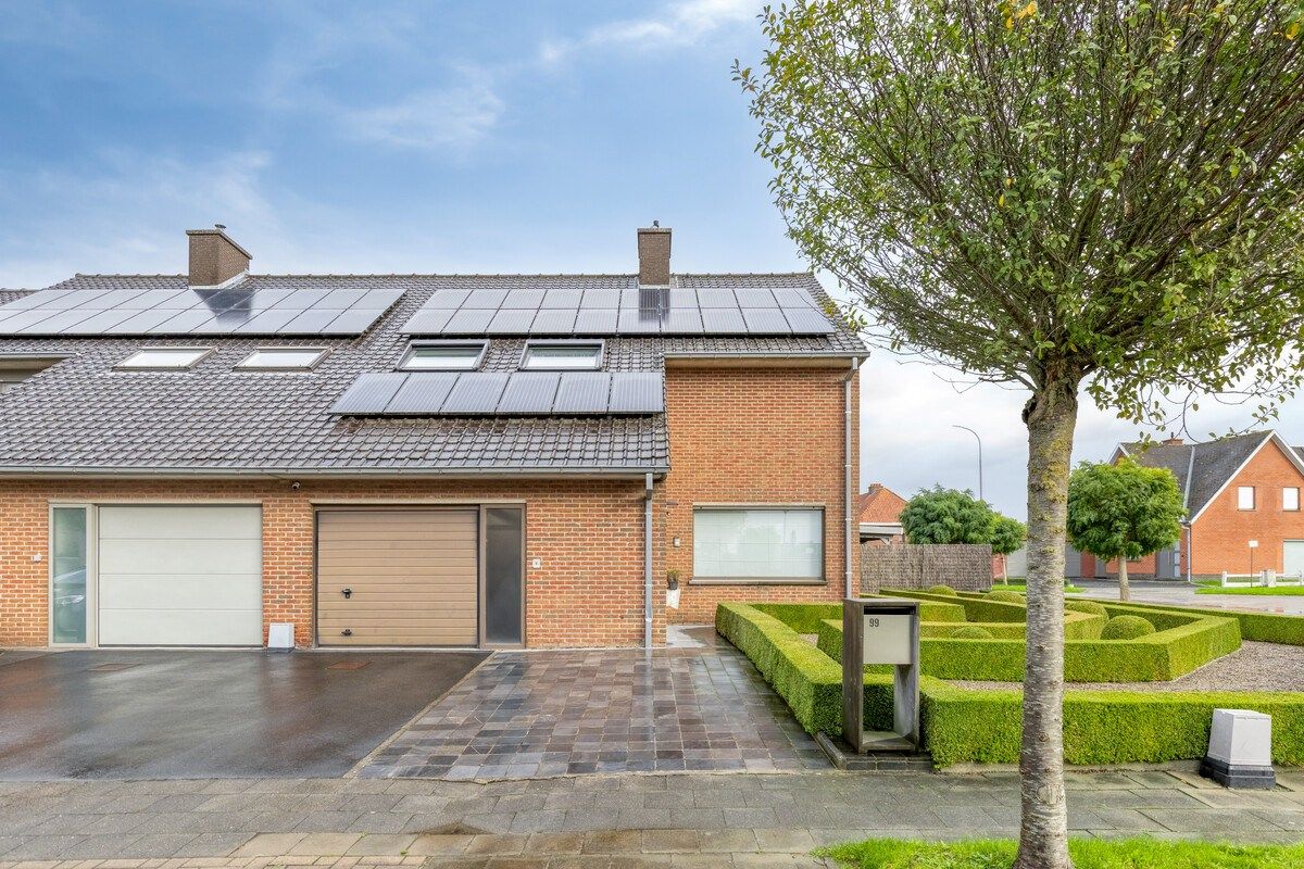 Energiezuinige halfopen bebouwing met 4 slaapkamers en 2 garages! foto {{pictureIndex}}