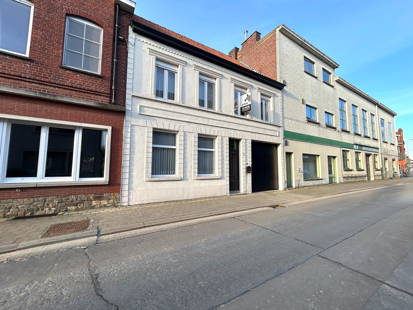 Instapklare woning met 3 slaapkamers en garage nabij het centrum van Tielt (Meulebeke)! foto {{pictureIndex}}