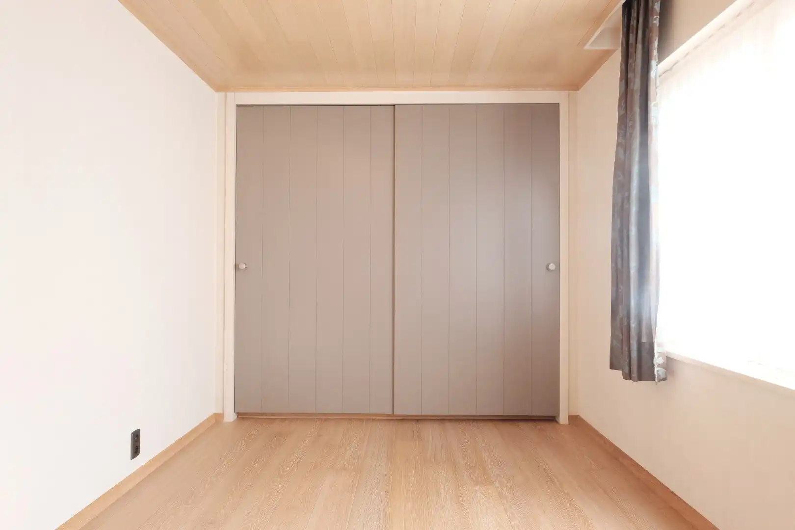 Ruime halfopen woning met 5 slaapkamers, 2 garages en zuidgerichte tuin foto 12