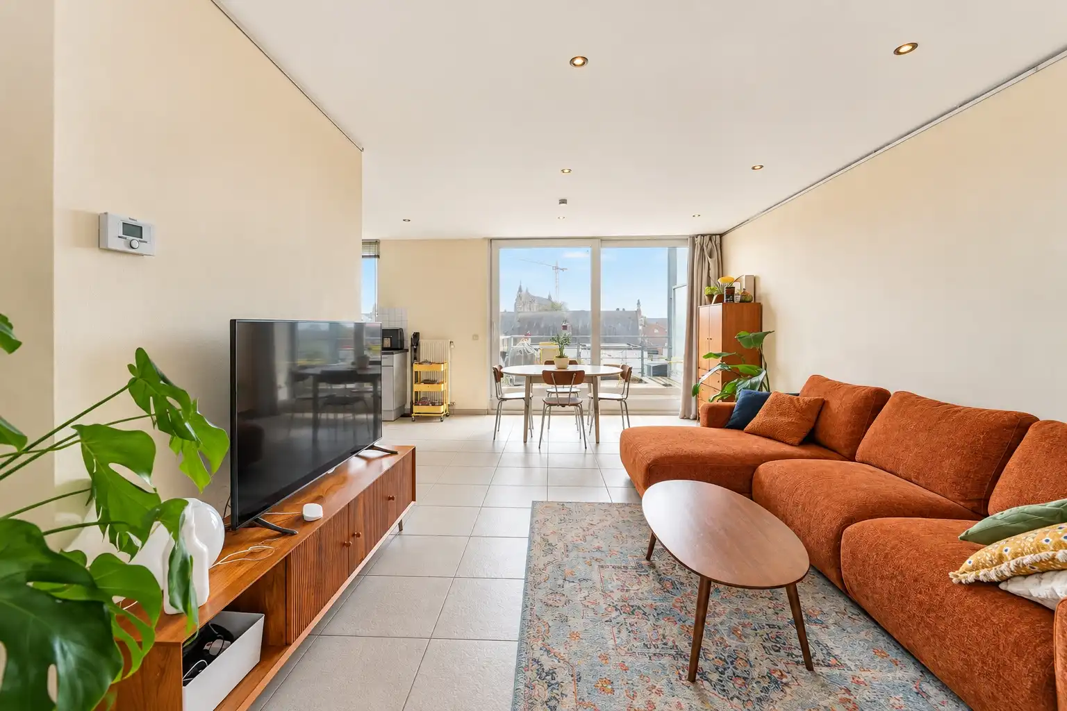 Ruim appartement met 2 slaapkamers, zonnig terras en parkeerplaats foto {{pictureIndex}}