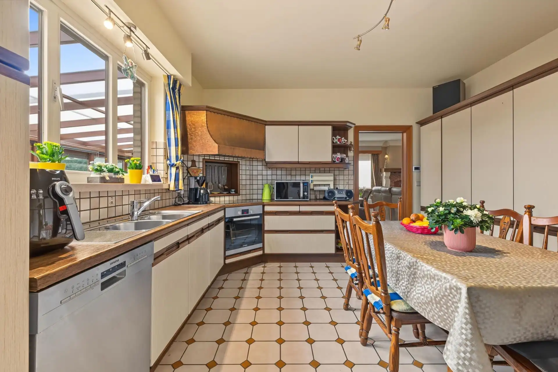 Ruim opgezette, landelijke woning mooie tuin op een perceel van ca. 3.028m² foto 8