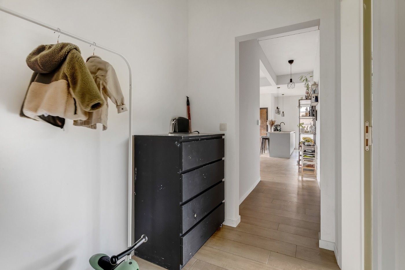 Vrijstaande, gerenoveerde woning met 2 slpk., garage, ruime souterrain, zolder en tuin foto 16