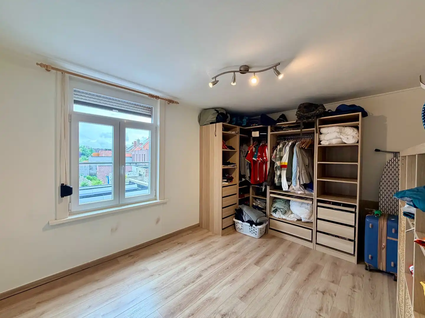 Gerenoveerde woning met drie slaapkamers & autostaanplaats te Roeselare! foto 9