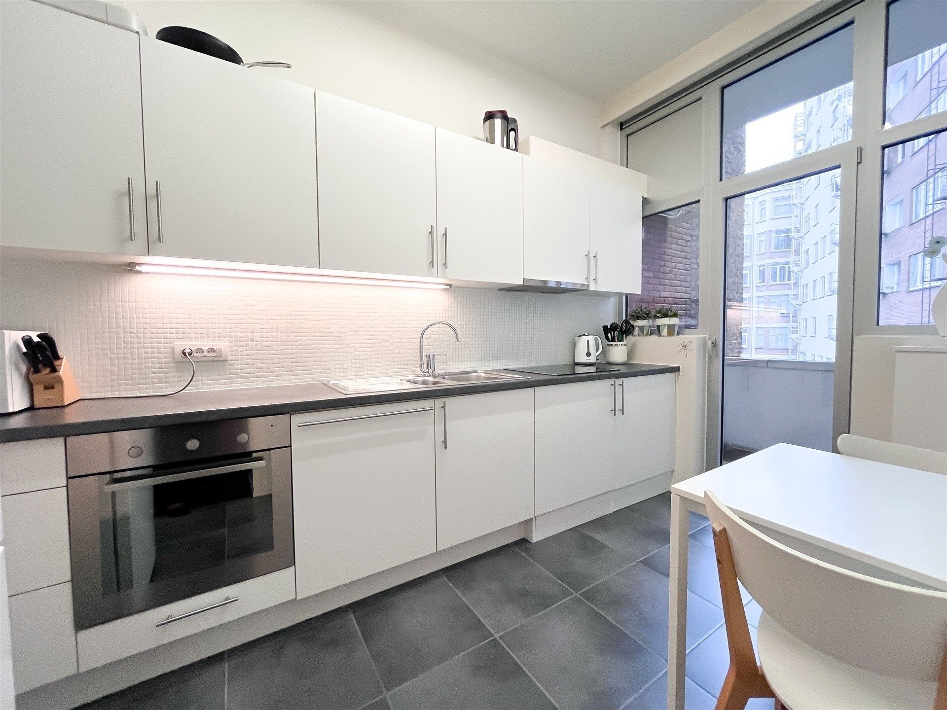 Licht en ruim appartement met hoge plafonds (3,10 m)! foto 3
