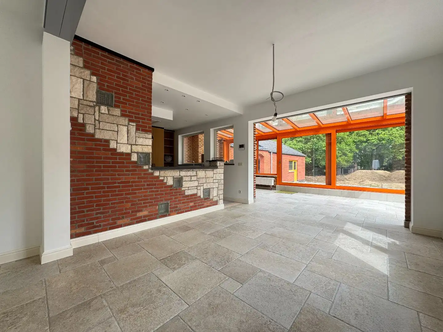 Een 4-gevelwoning met garage en  tuin foto 3