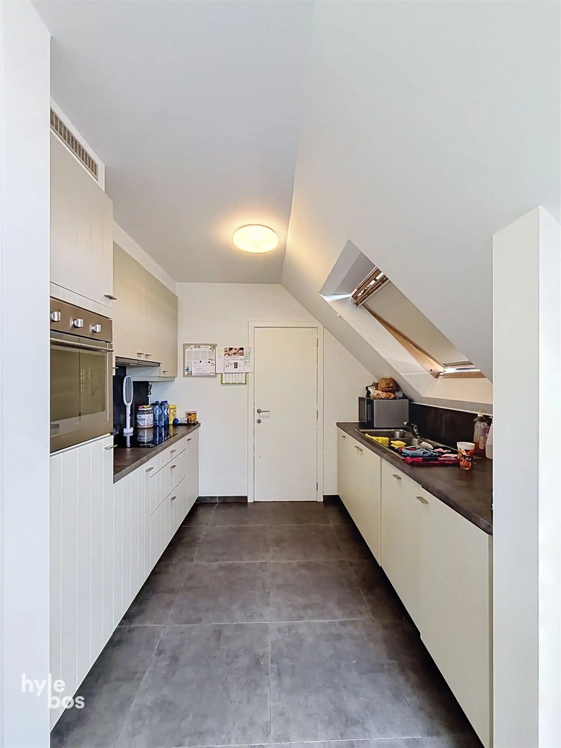 Instapklaar 2 slaapkamer appartement met terras & parking foto 4