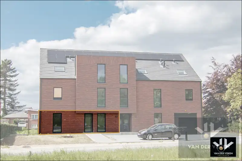 Ruim gelijkvloers nieuwbouwappartement met 4 slaapkamers en 2 badkamers, ruim terras en een mooie tuin op een goed bereikbare locatie! foto 3