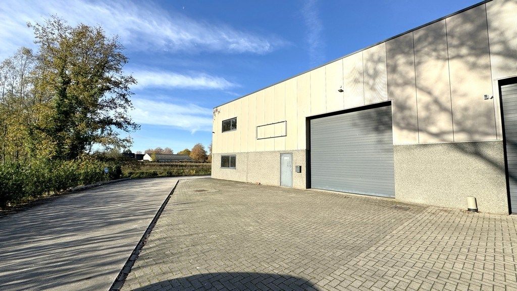 Magazijn met kantoor te huur nabij E313 in Ranst foto 7