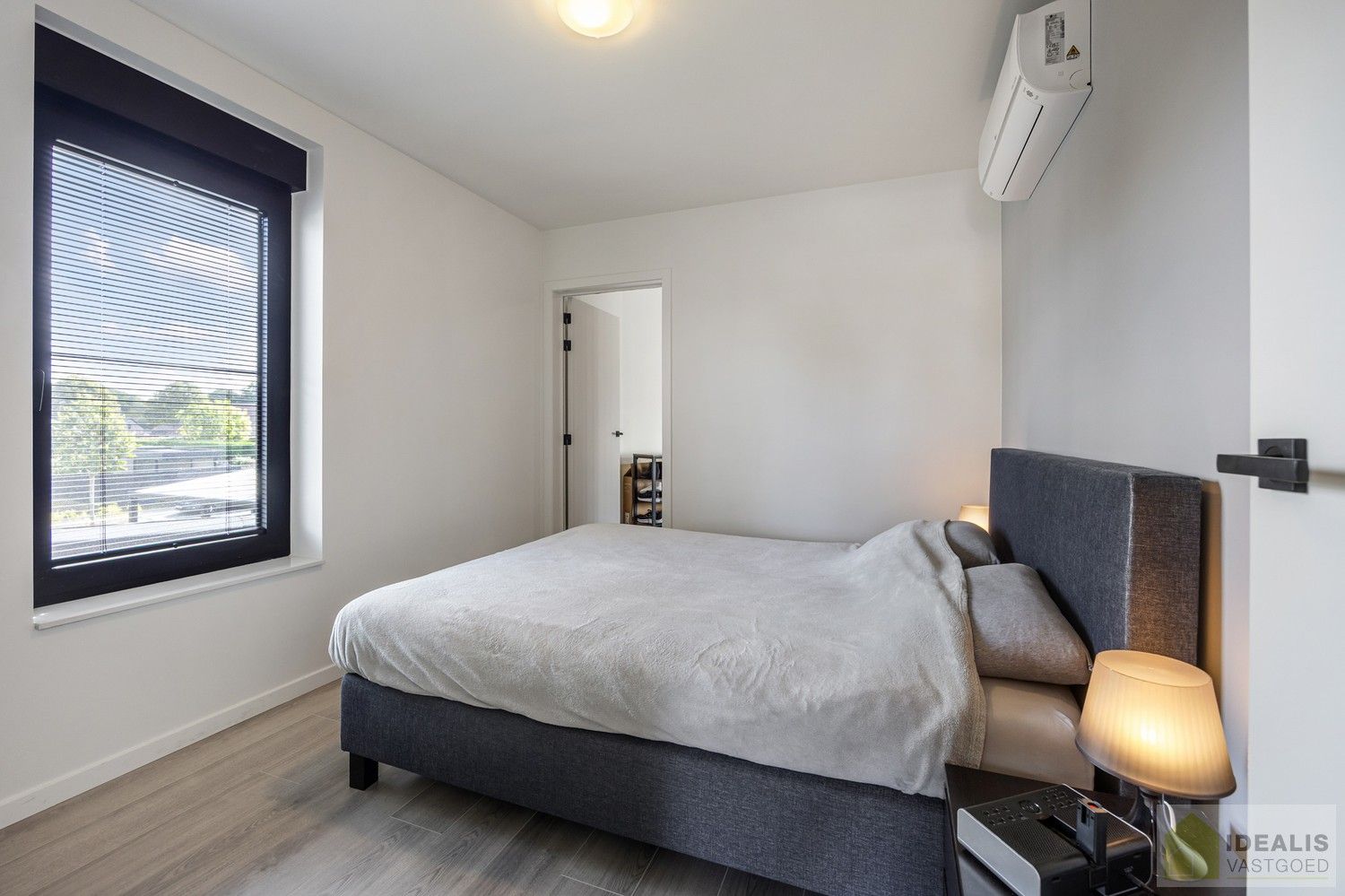 PRACHTIGE NIEUWBOUWWONING (2% REGISTRATIERECHTEN MOGELIJK!) MET EEN HEERLIJK LICHTRIJKE WOONKAMER MET OPEN KEUKEN, RUIME BERGING, BUREEL, 3 SLAAPKAMERS, RUIME DRESSING EN RUIME BADKAMER VOORZIEN VAN ALLE COMFORT! EEN HEERLIJK RUIM HUIS MET EEN NAAR WENS AAN TE LEGGEN TUIN, OP EEN GEGEERDE LOCATIE NABIJ HET CENTRUM VAN PEER! foto 29