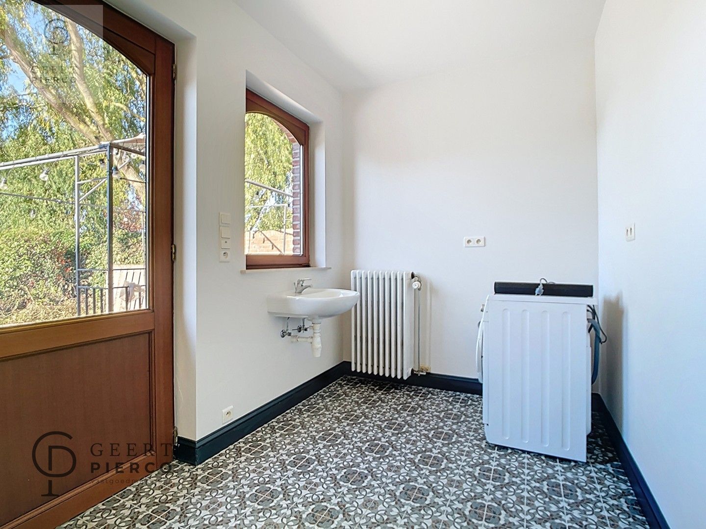 Ruime bungalow met drie slaapkamers en inpandige garage op een perceel van 10a37ca. foto 16