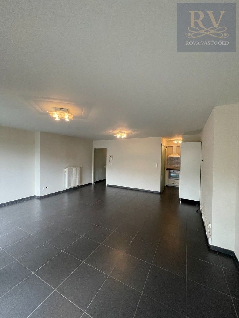 *** IN OPTIE *** LICHTRIJK EN AANGENAAM RUIM APPARTEMENT MET 1 SLPK IN CENTUM LANAKEN foto 7