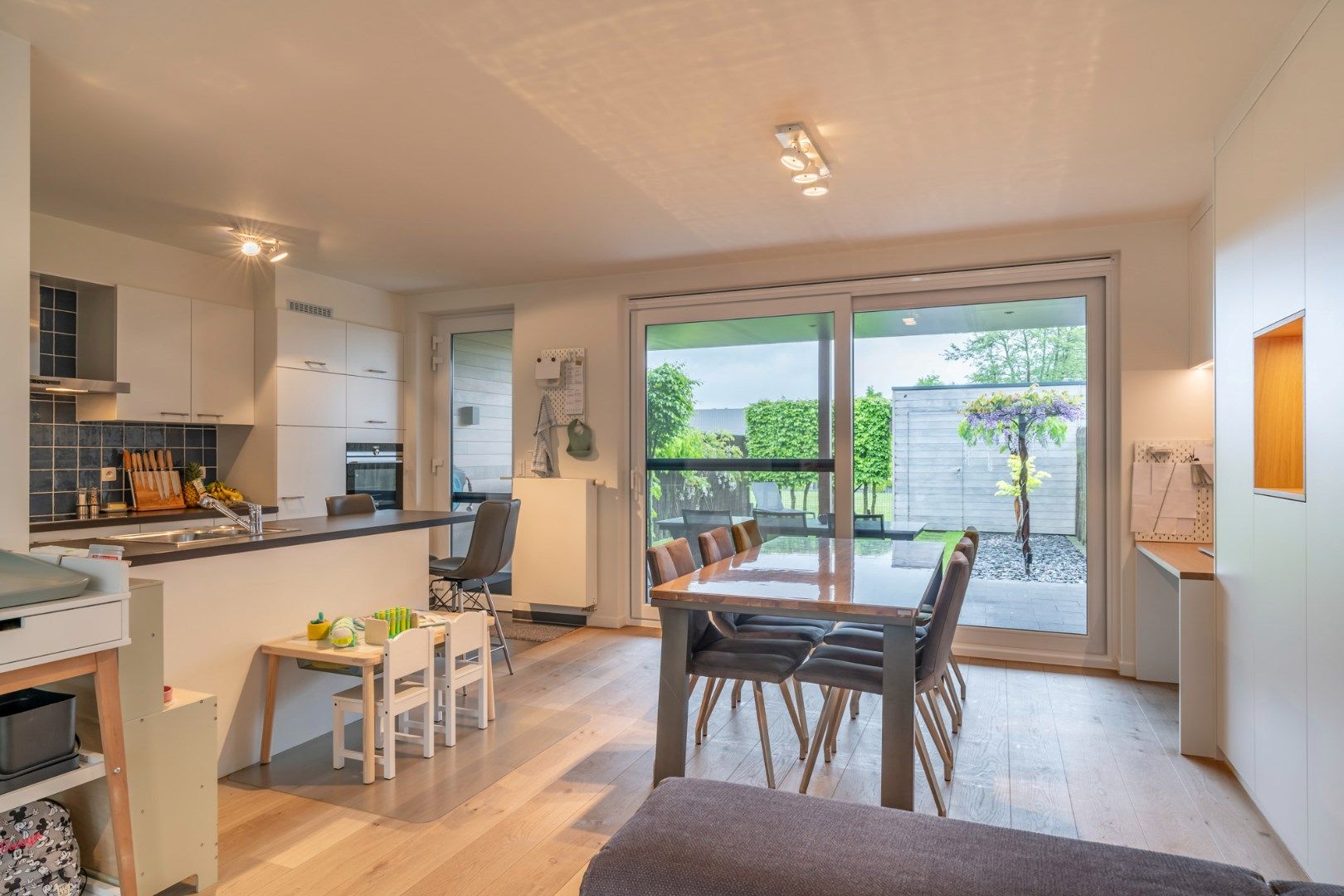 Moderne woning met tuin, terras en 3 slaapkamers in Genk, bouwjaar 2016, EPC-waarde 103 kWh, Carport, zuidwest oriëntatie,  Zonnepanelen en Airco. foto 11