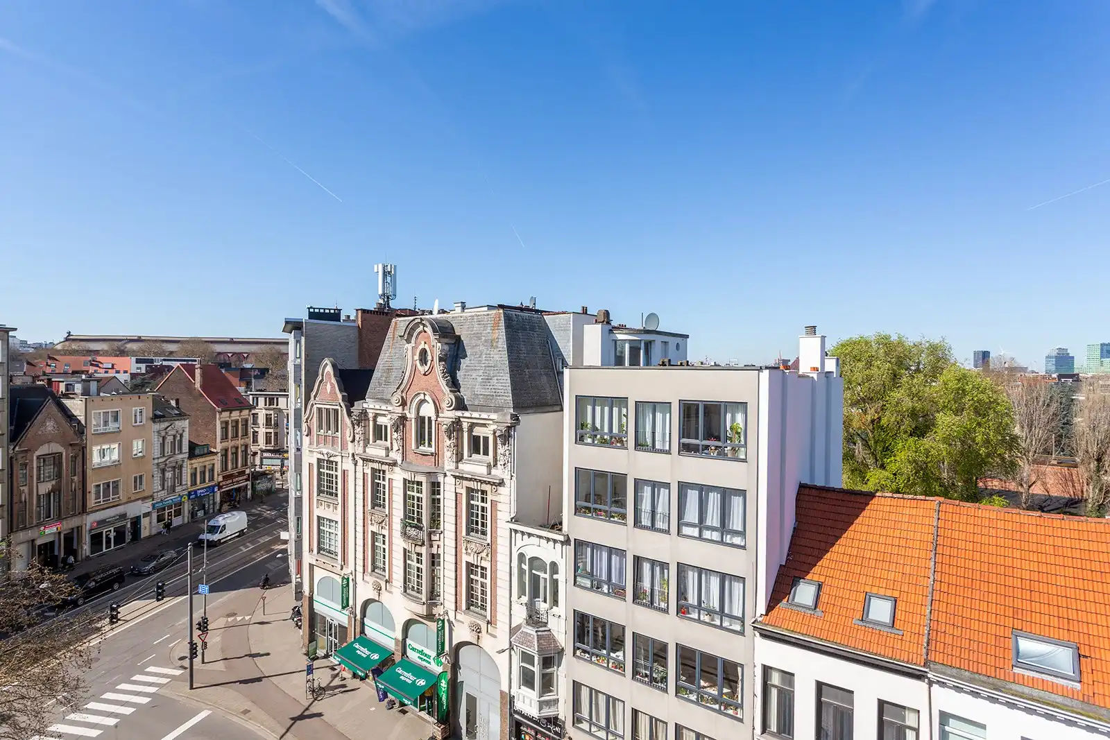 Ruim en licht appartement met 2 slaapkamers foto {{pictureIndex}}