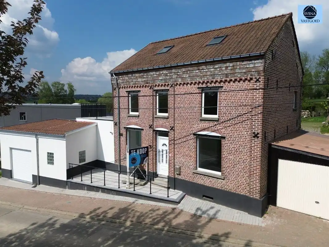 ZEER RUIME WONING MET 4 SLAAPKAMERS EN 2 GARAGES foto {{pictureIndex}}