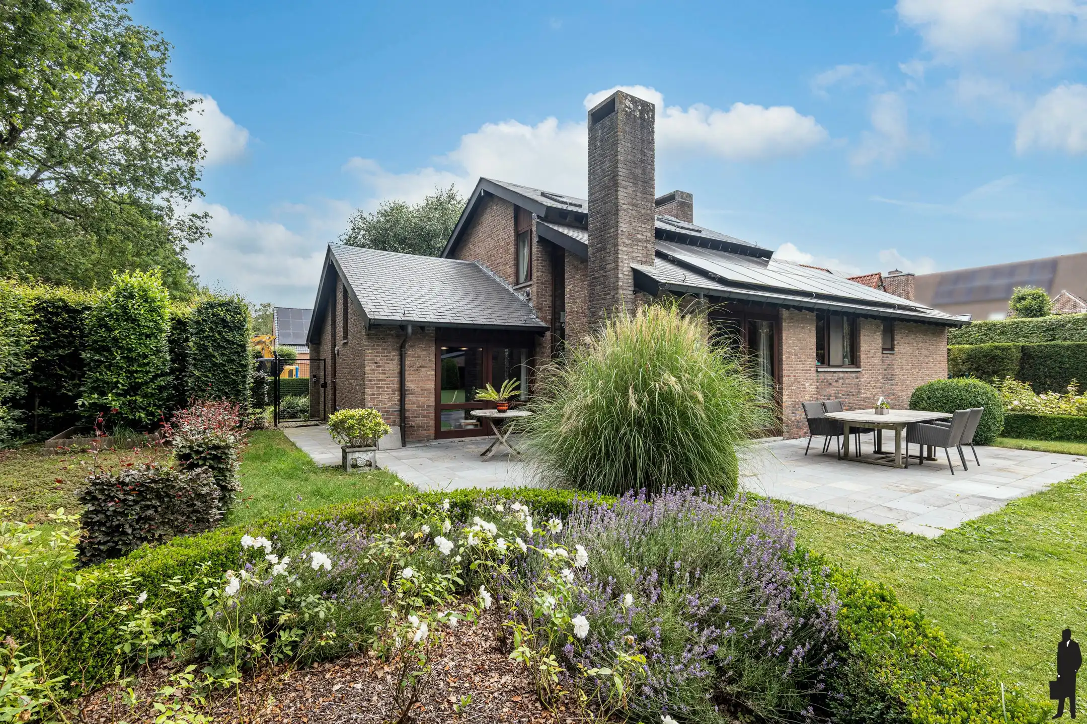 Hoofdfoto van de publicatie: Split-levelwoning op een zonnig perceel van ca. 1.443 m²