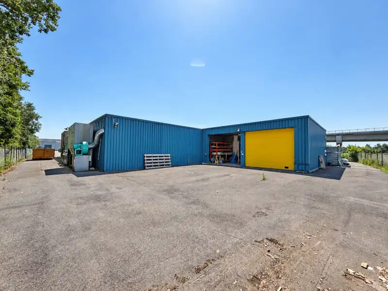 Veelzijdig bedrijfsgebouw langs de Dender met showroom, kantoren & parking foto 2