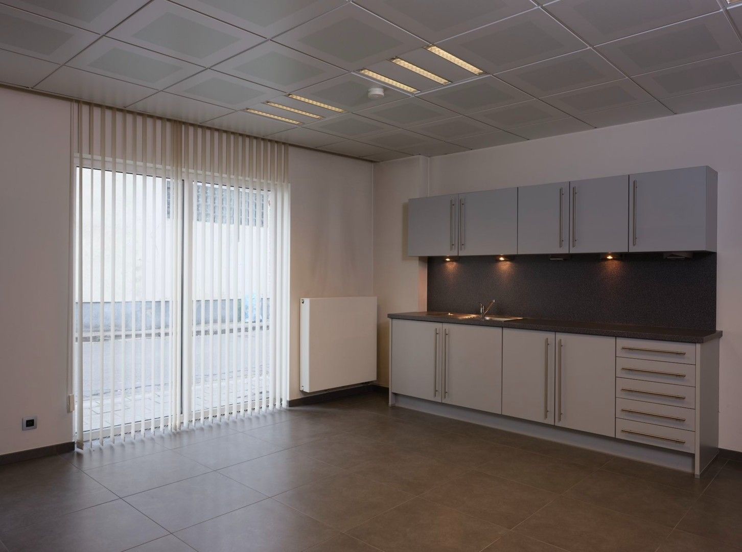 Centraal gelegen gelijkvloerse kantoorruimte te Aalst foto 4