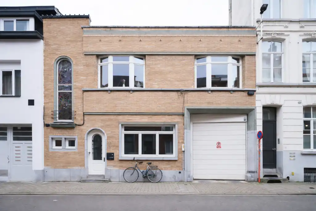 Instapklaar 2-slpk appartement met een ruim zonneterras en garage nabij de Coupure foto {{pictureIndex}}