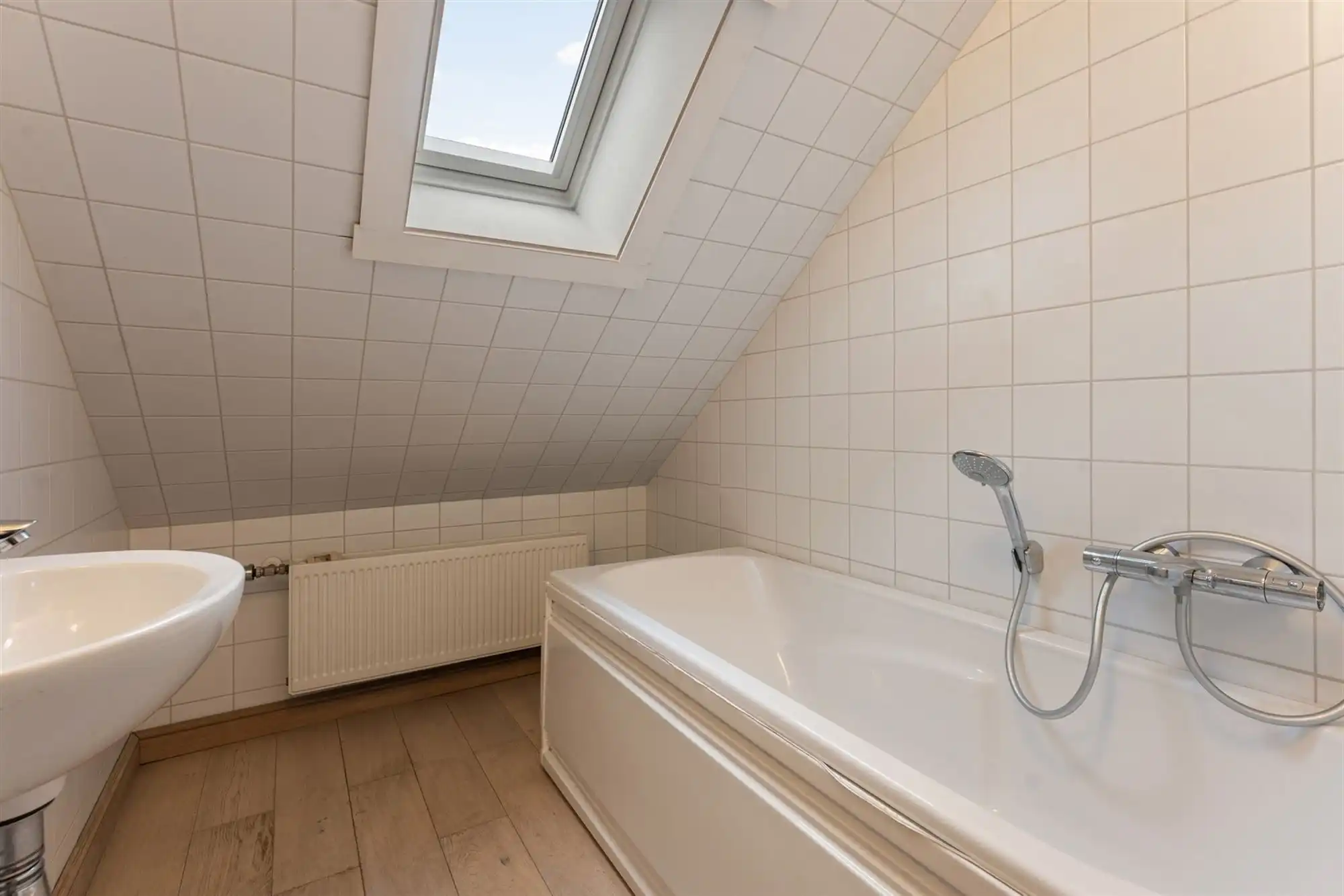 KNAP GERENOVEERDE WONING (175M²) MET 4 SLAAPKAMERS EN LEUKE STADSTUIN TE HASSELT foto 20