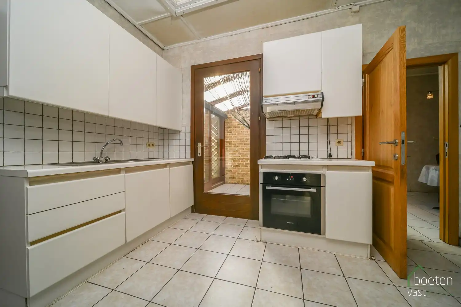 Alveringem: Interessante dorpswoning met redelijk comfort, 3 slaapkamers, tuin en uitweg met garage achteraan op 428m² grondopp. foto 7