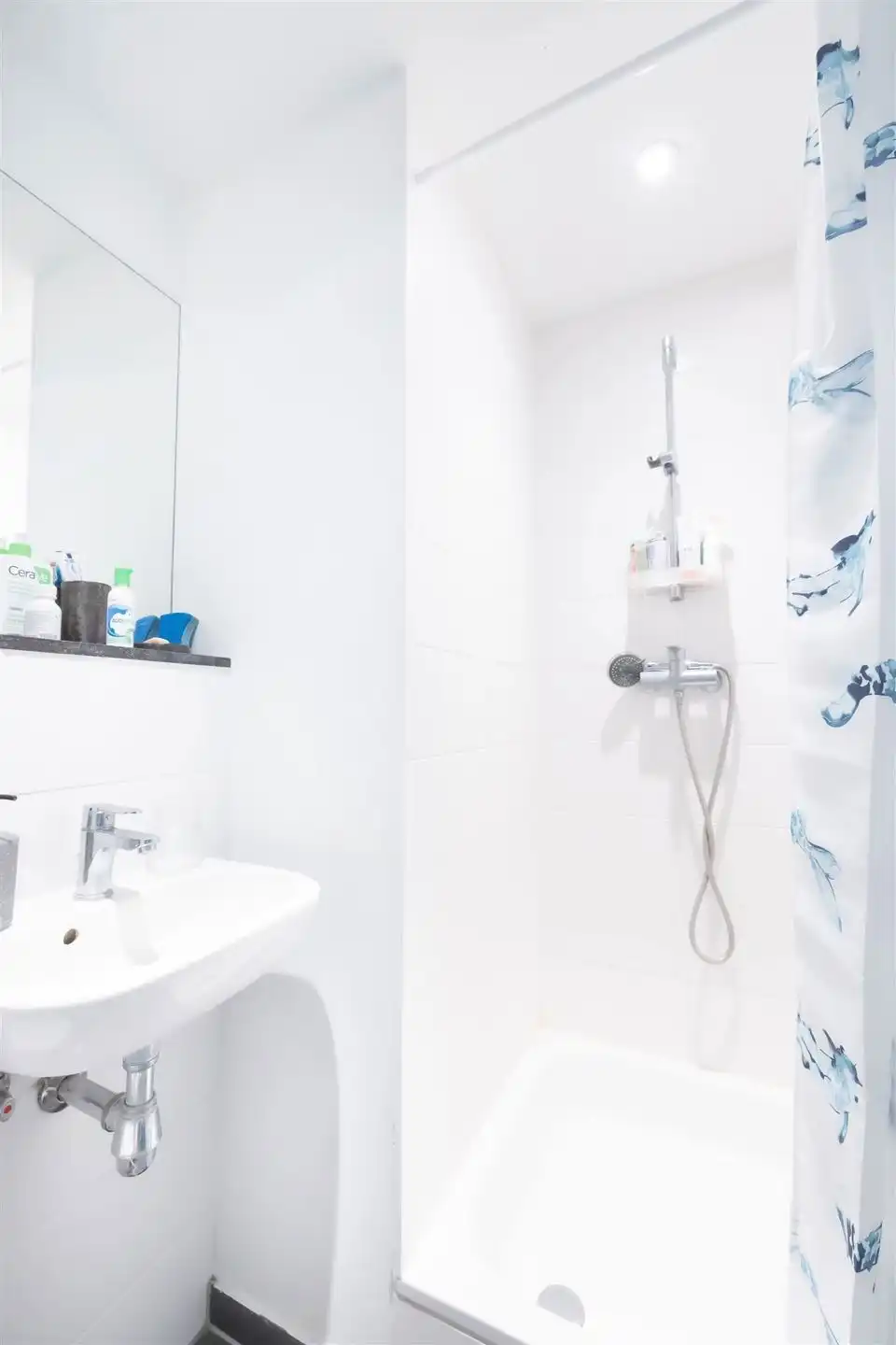 Studentkamer van ± 21m² met douchekamer foto 6