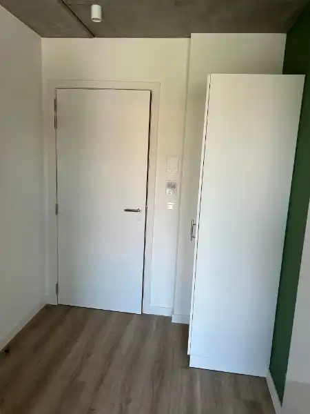 Nieuwe studentenkamer op een top locatie in centrum Kortrijk met zicht op plein. foto 7