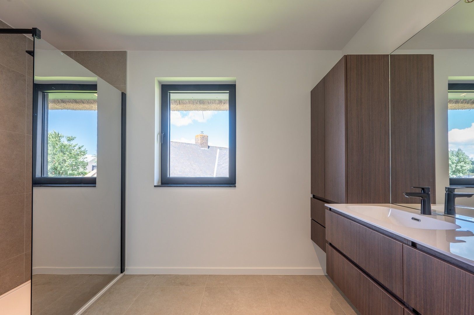 Prachtige nieuwbouw villa met 5 slaapkamers gelegen in een rustige residentiële omgeving vlakbij het centrum. foto 16