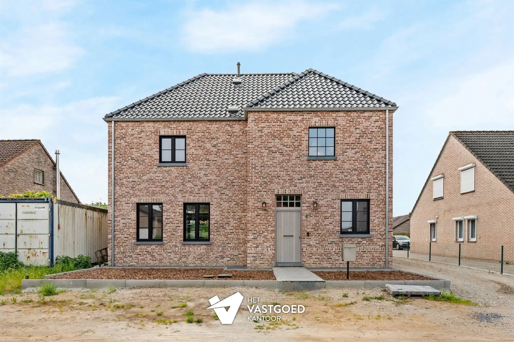 ZEER RUIME RECENTE WONING (266M²) MET LEUKE TUIN TE WIJCHMAAL foto {{pictureIndex}}