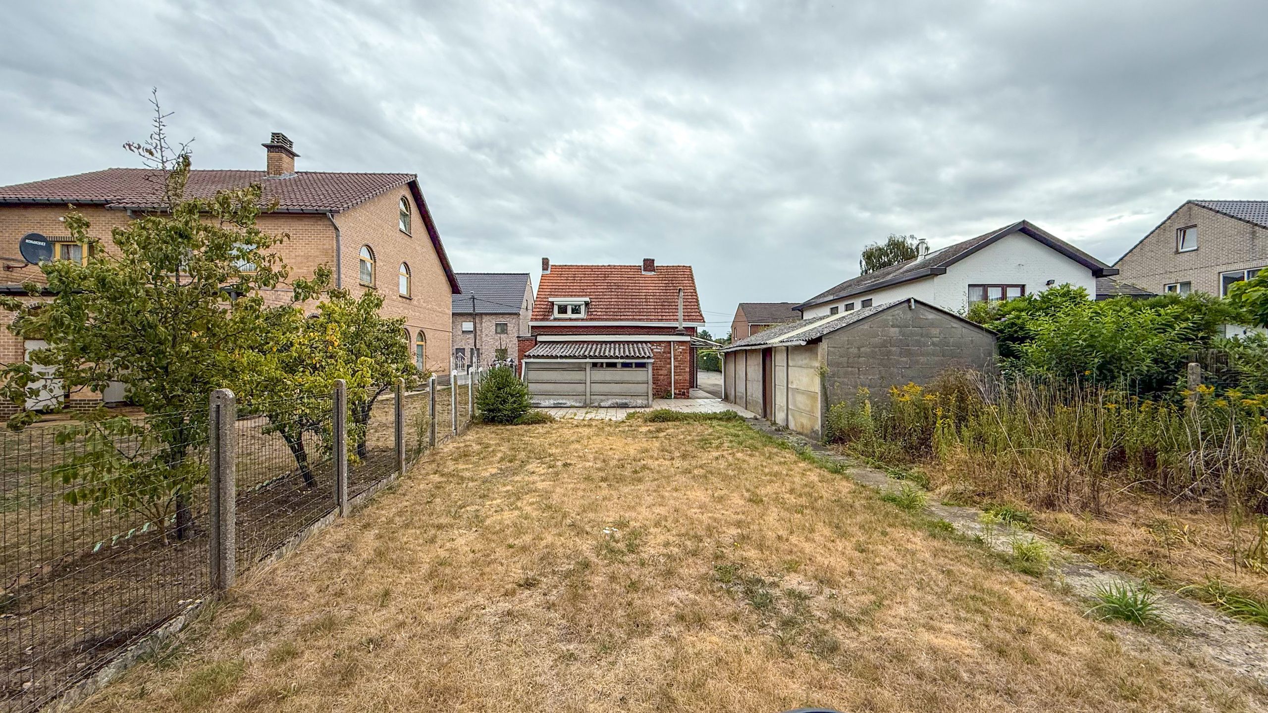 Te vernieuwen woning met 4 slaapkamers en zonnige tuin! foto 32