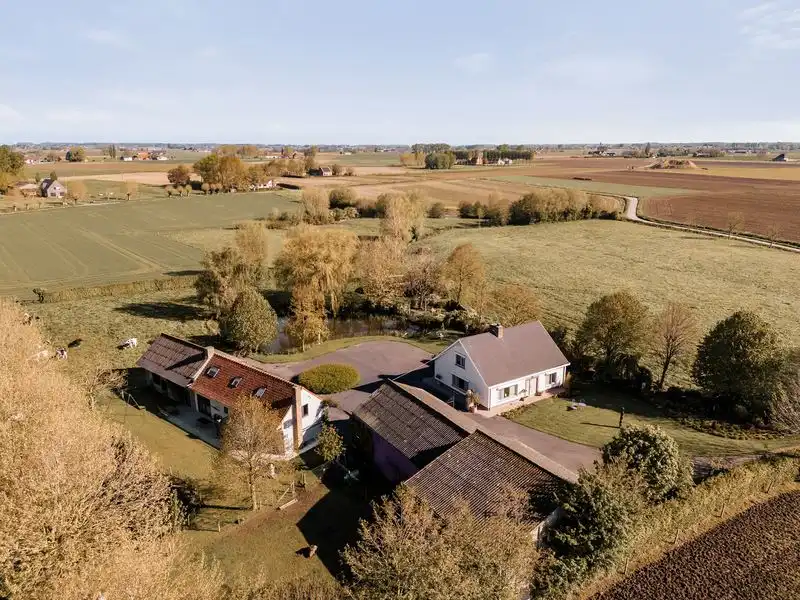 Hoofdfoto van de publicatie: Landelijke woning te Alveringem, vergund voor residentieel wonen met plattelandstoerisme