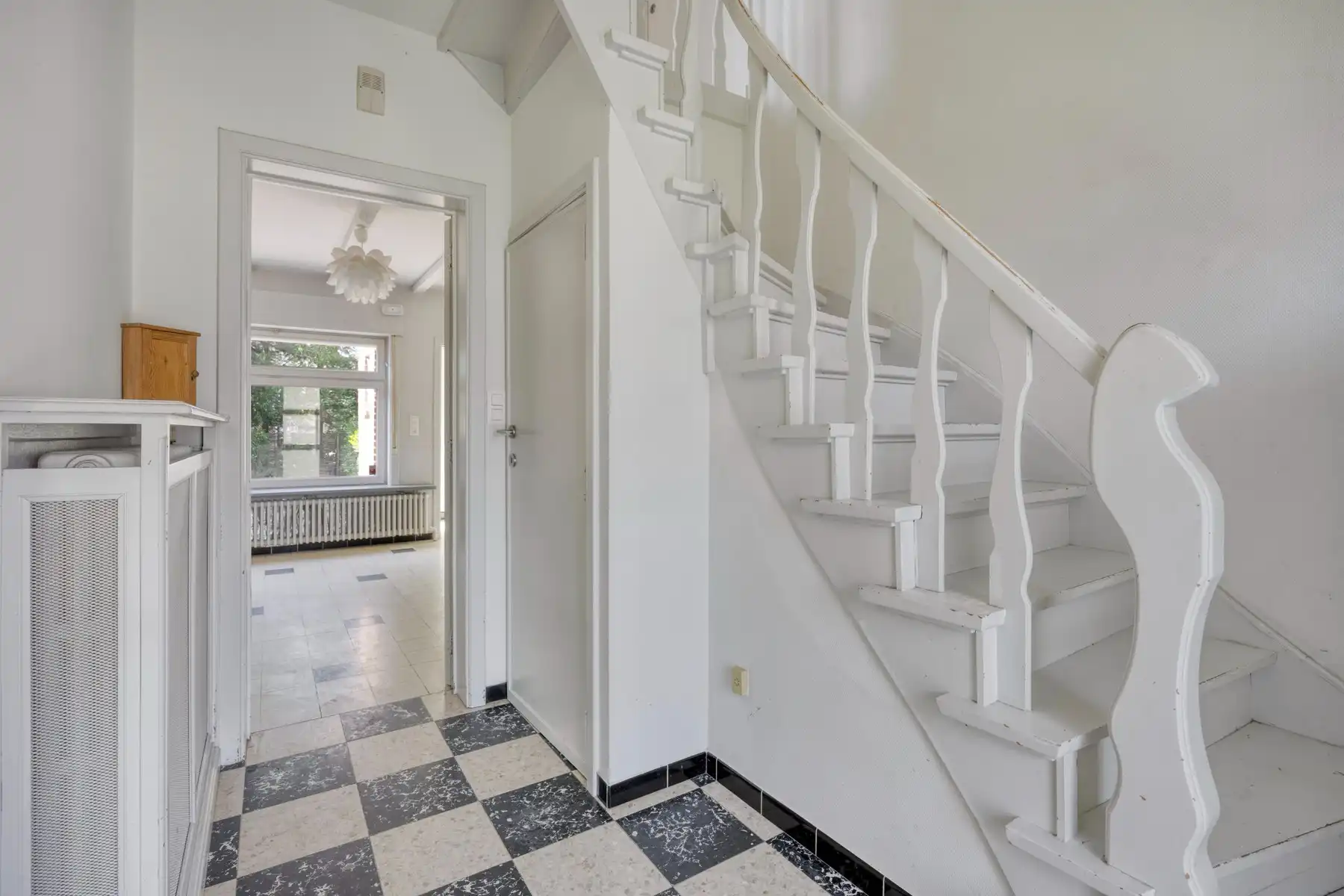 Karaktervolle woning met terras en grote tuin. foto 11