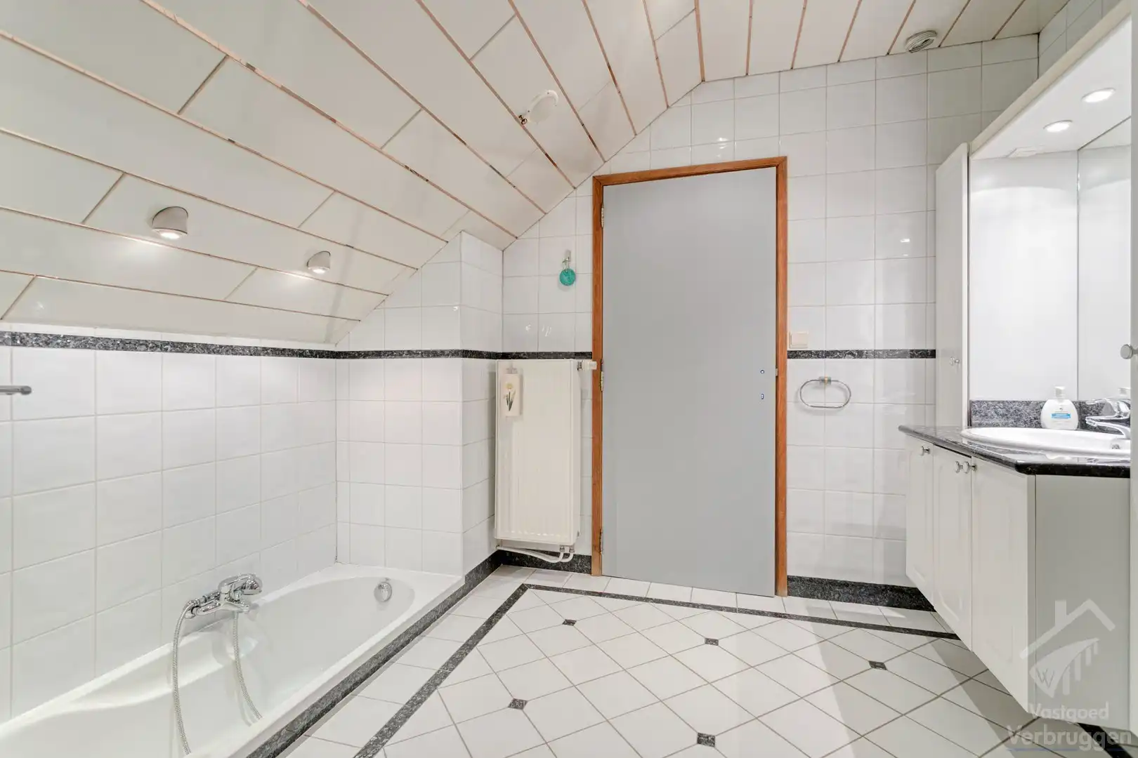 Sfeervolle instapklare woning met 2 slaapkamers, bureau,  garage en atelier foto 14