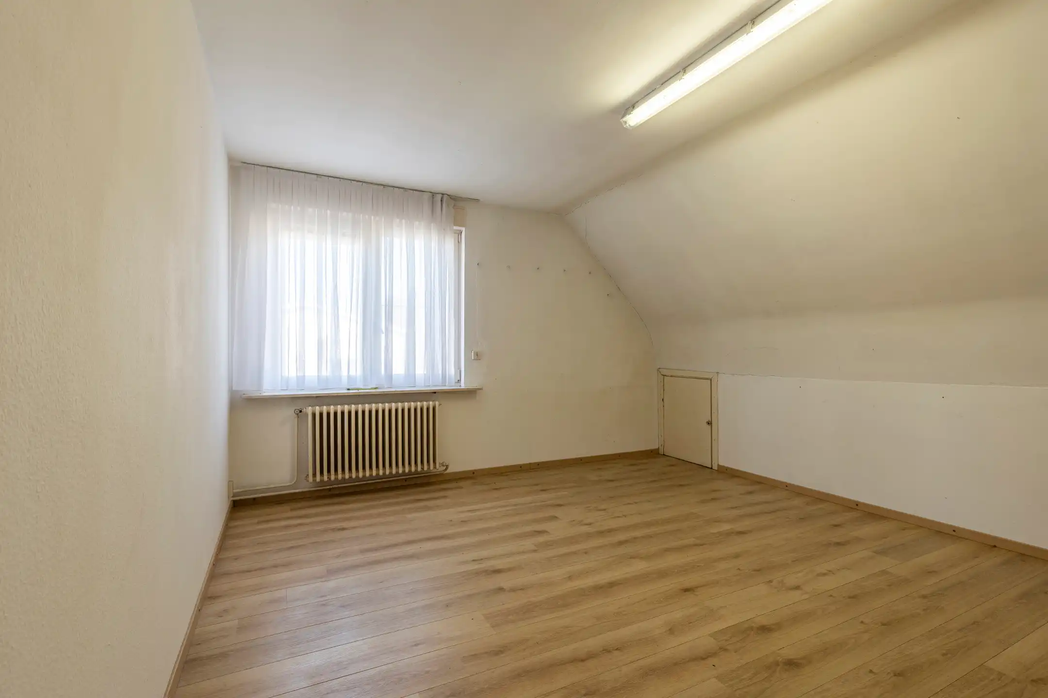 Vrijstaande woning met 4 slpk en 2 garages op 1.306m²  foto 12