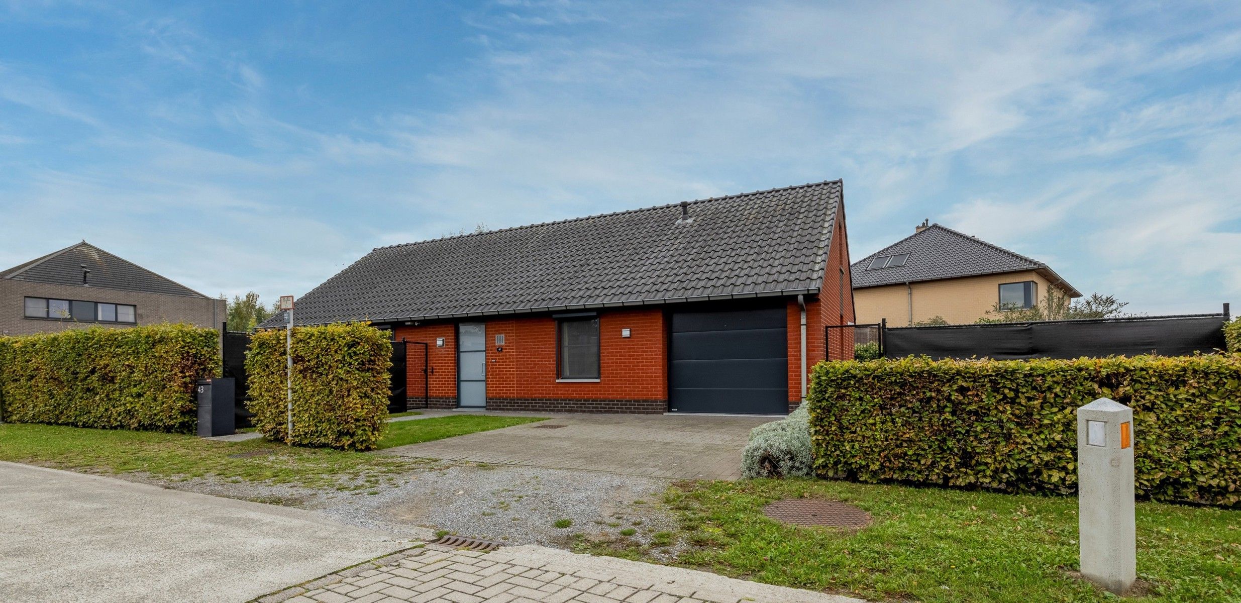 Bungalow met 3 slaapkamers, garage en tuin te koop! foto {{pictureIndex}}