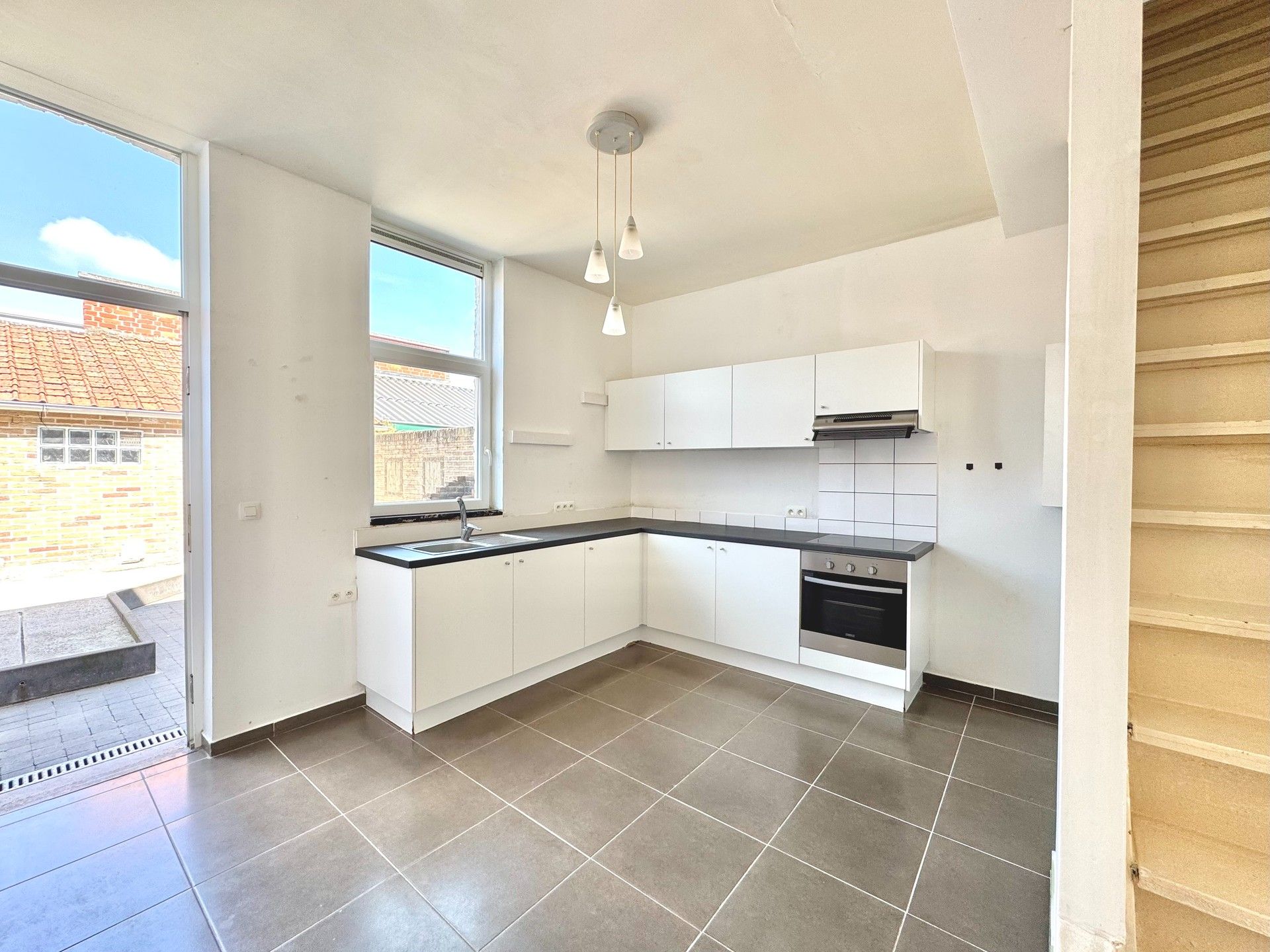 GERENOVEERDE GEZELLIGE WONING MET 3 KAMERS & TUIN foto 2