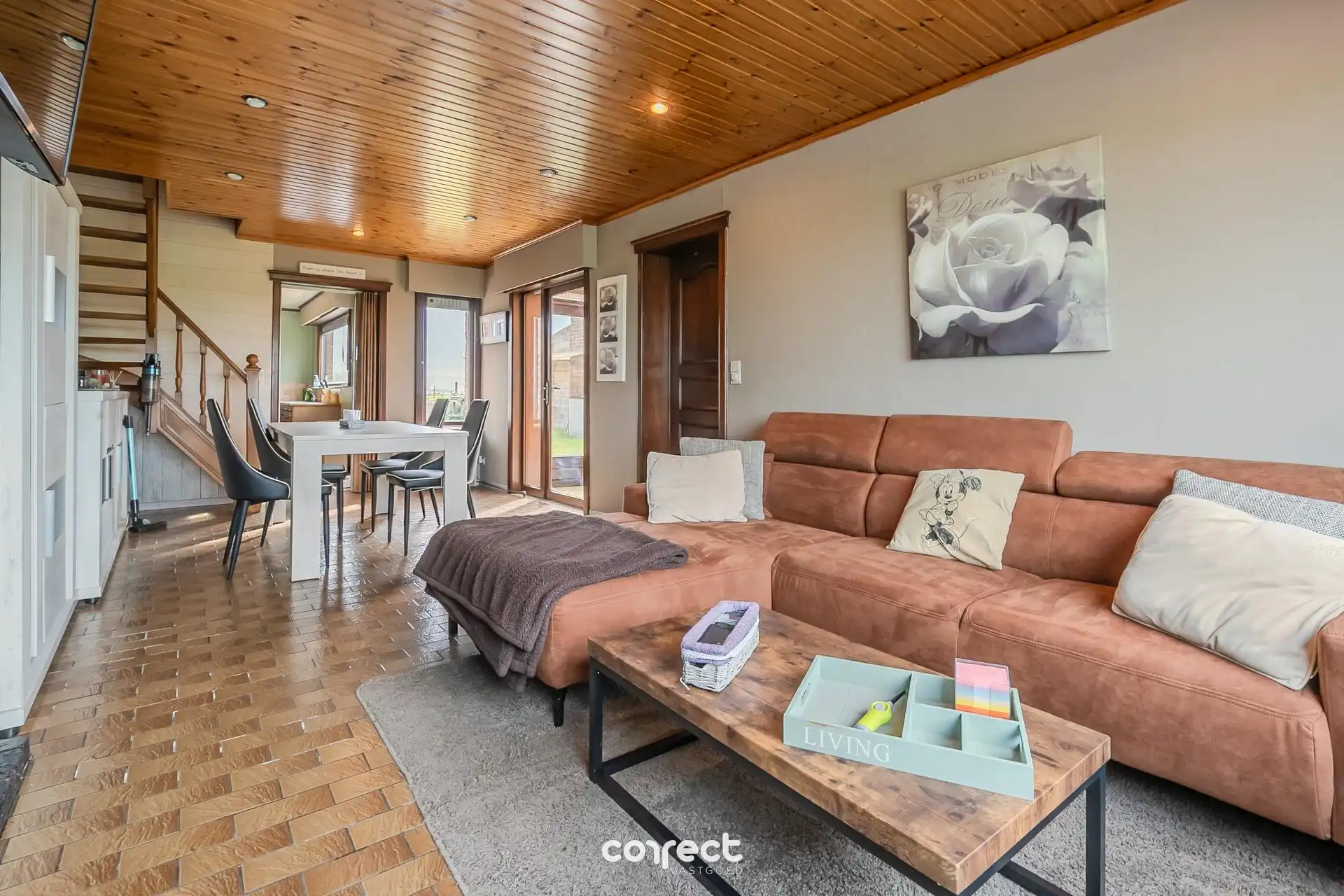 Halfopen bebouwing met garage gelegen op een gunstige ligging en prachtig zicht op de velden. foto 2