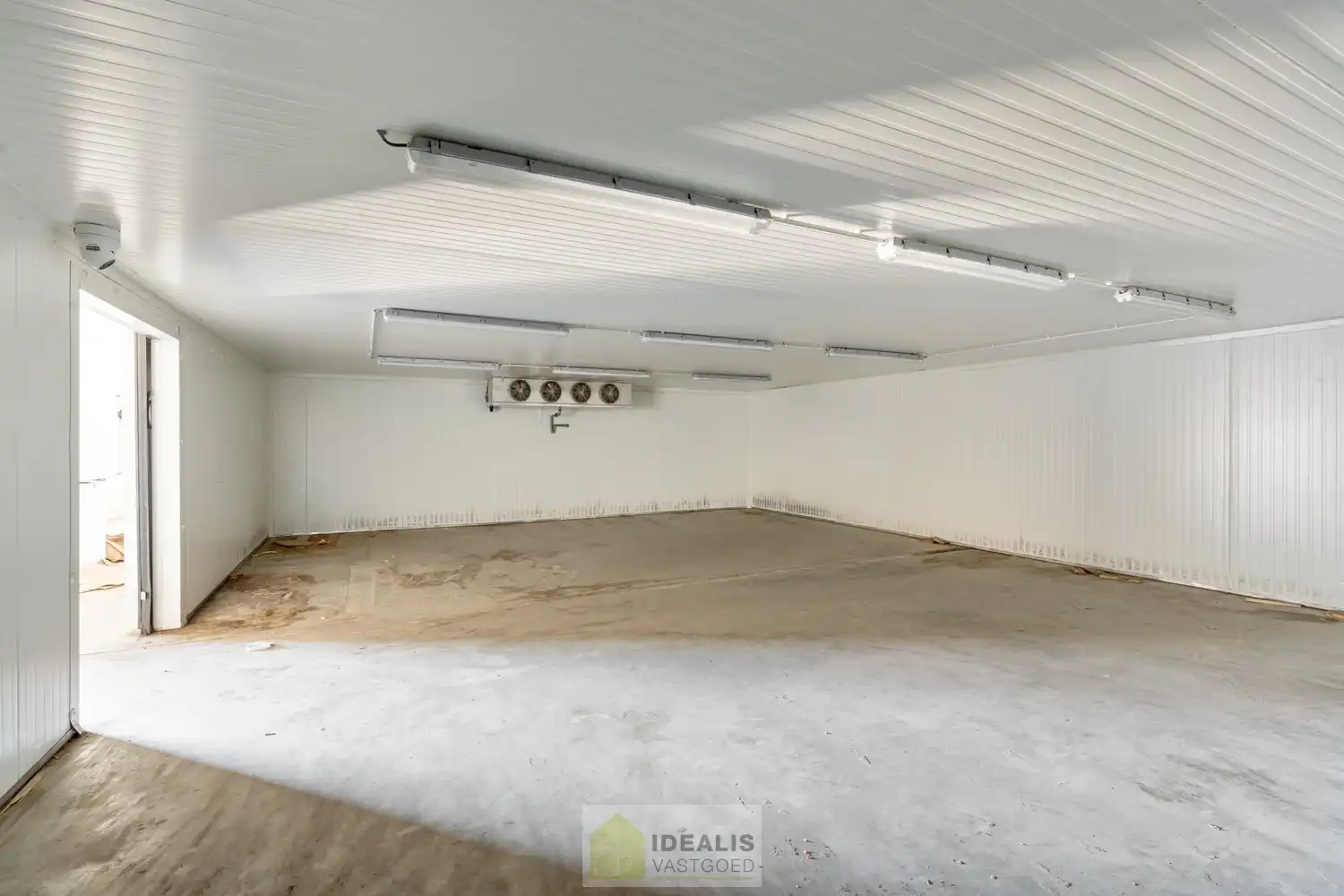 Ruim magazijn met conciërgewoning op een perceel van +-16are foto 9