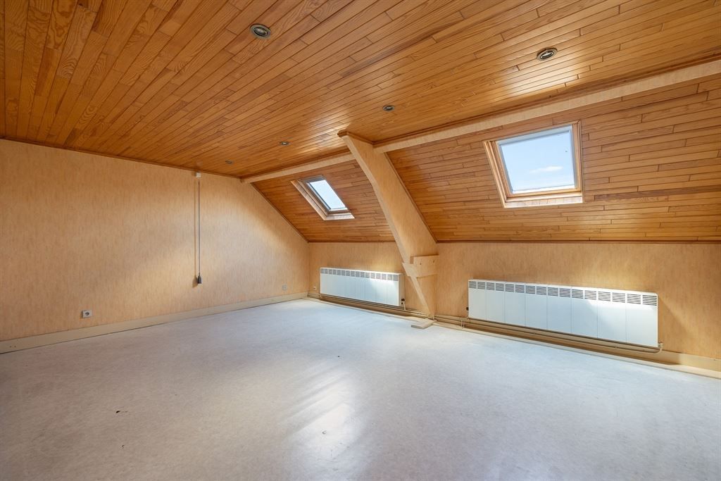 Te renoveren herenwoning met veel potentieel foto 16