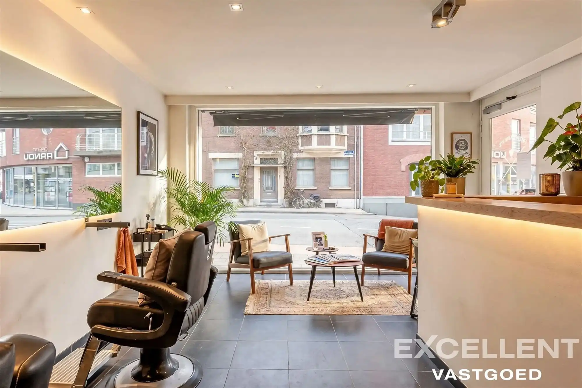 Gelijkvloerse handelsruimte met studio centrum Deinze te koop foto 2
