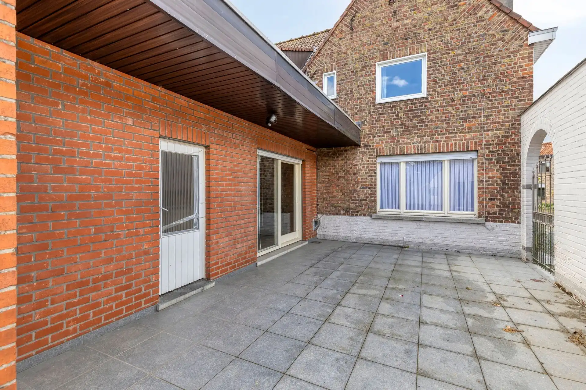 Halfopen bebouwing met grote tuin. foto 13
