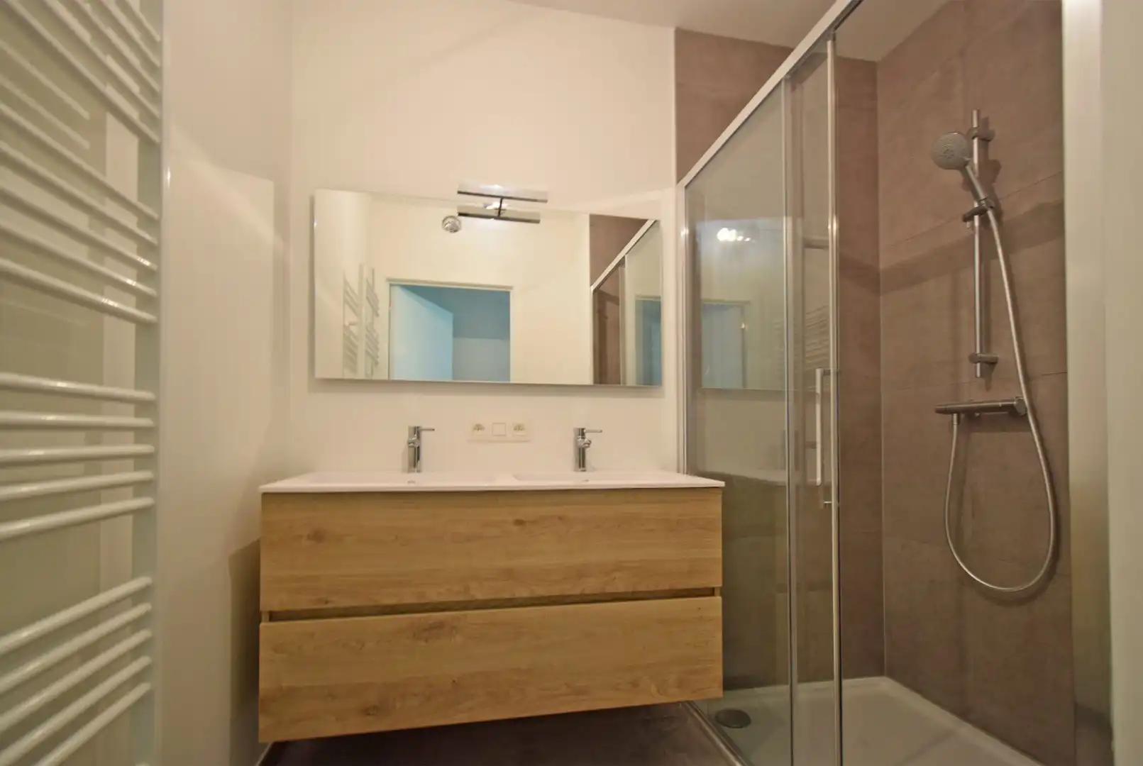 UNIEK INSTAPKLAAR GELIJKVLOERS APPARTEMENT IN EEN GROENE OMGEVING. foto 11