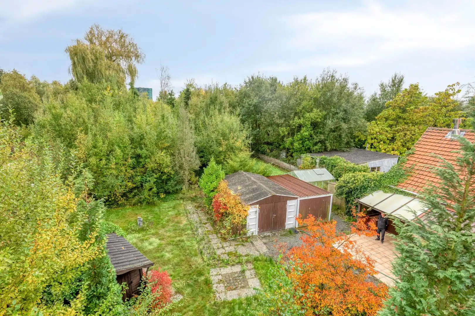 Rustig gelegen te renoveren woning op een mooi perceel van 13 are. foto 2