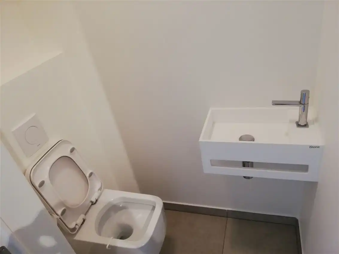 Gelijkvloers app. met 2 slpk., terras en garage, rustigere ligging foto 17