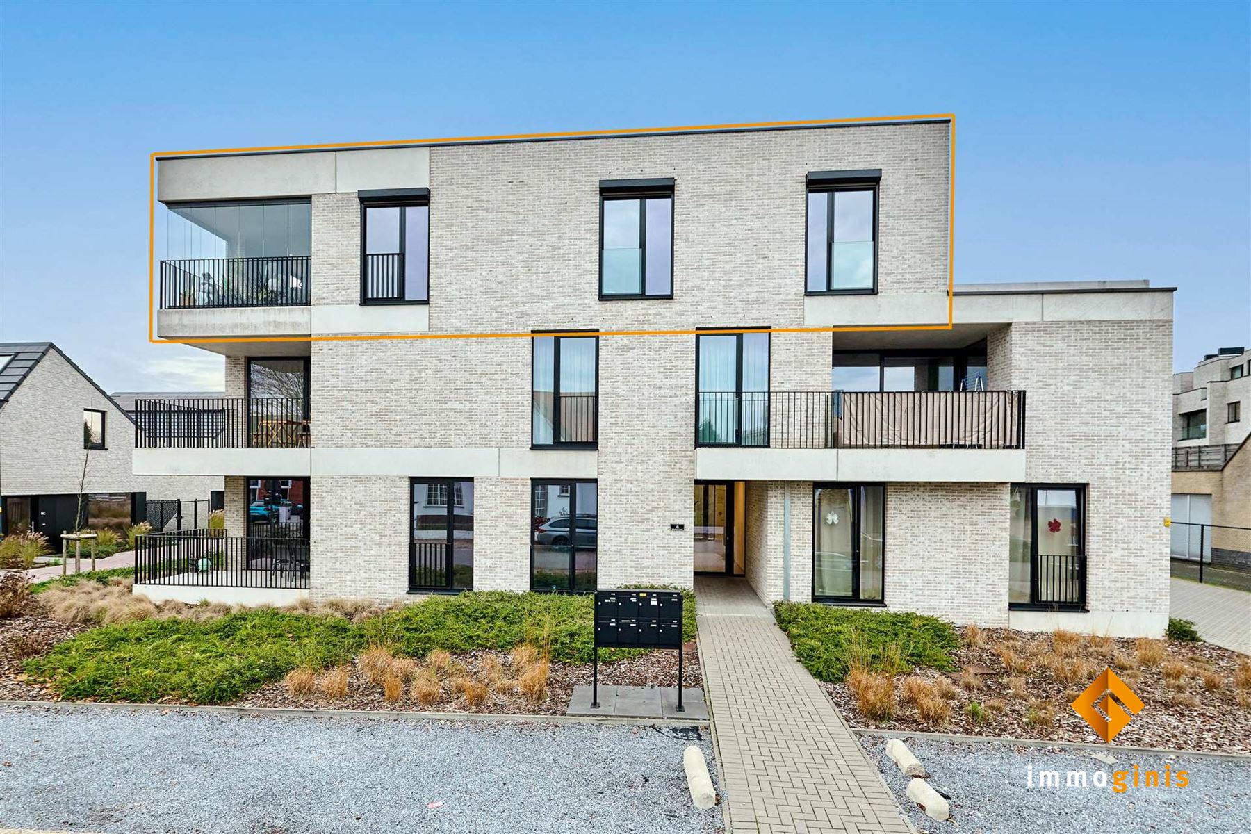 Luxueus 3-slaapkamerappartement met zéér ruim terras, gelegen op de 2e verdieping. foto {{pictureIndex}}