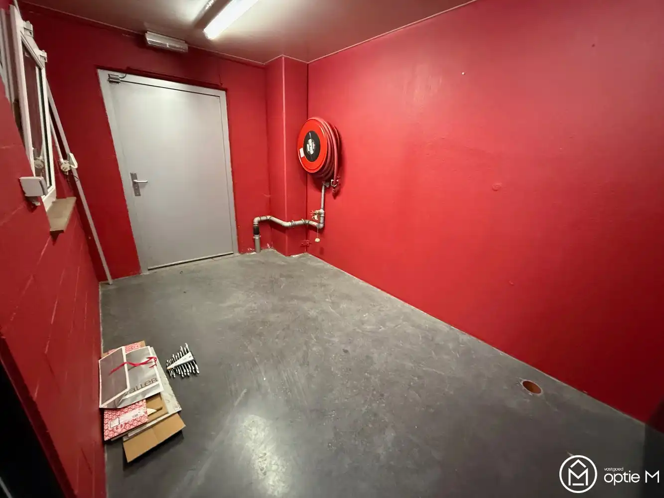 GOED GELEGEN MAGAZIJN MET SANITAIR EN BUREEL foto 9